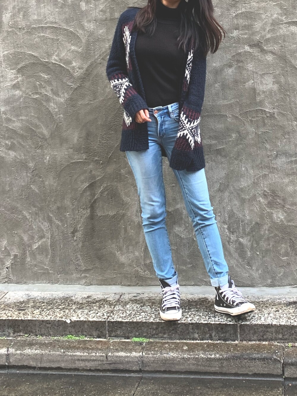 「ピクニック、ピクニックスタイル、ピクニックコーデ、ホリスター、American Eagle、converse、黒タートルネック、柄カーディガン、黒コンバース、アメリカン」｜「American Eagleのアイテム（デニムパンツ、ブルー系）」を使った、nagisaさん（レディース・168cm）の春コーディネートの1枚目の写真