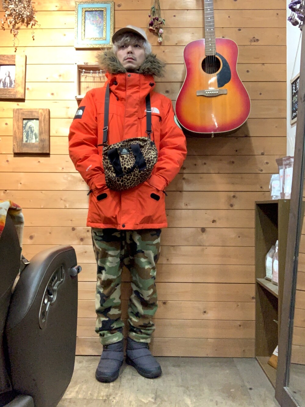 「冬コーデ、さむい、ダウンコーデ、ハデ、あったかコーデ」｜「THE NORTH FACEのザ・ノース・フェイス メンズ 極地仕様ダウンパーカ / アンタークティカパーカ（ダウンジャケット/コート、レッド系）」を使った、Naoto  Hattoriさん（メンズ・178cm）の冬コーディネートの1枚目の写真