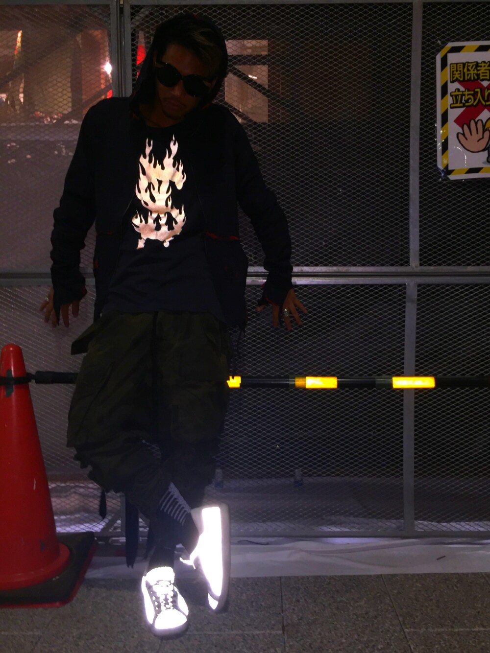 ブラック系のパーカー、ブラック系のTシャツ/カットソー、グリーン系のカーゴパンツを着用したメンズの夏コーディネートの1枚目の写真
