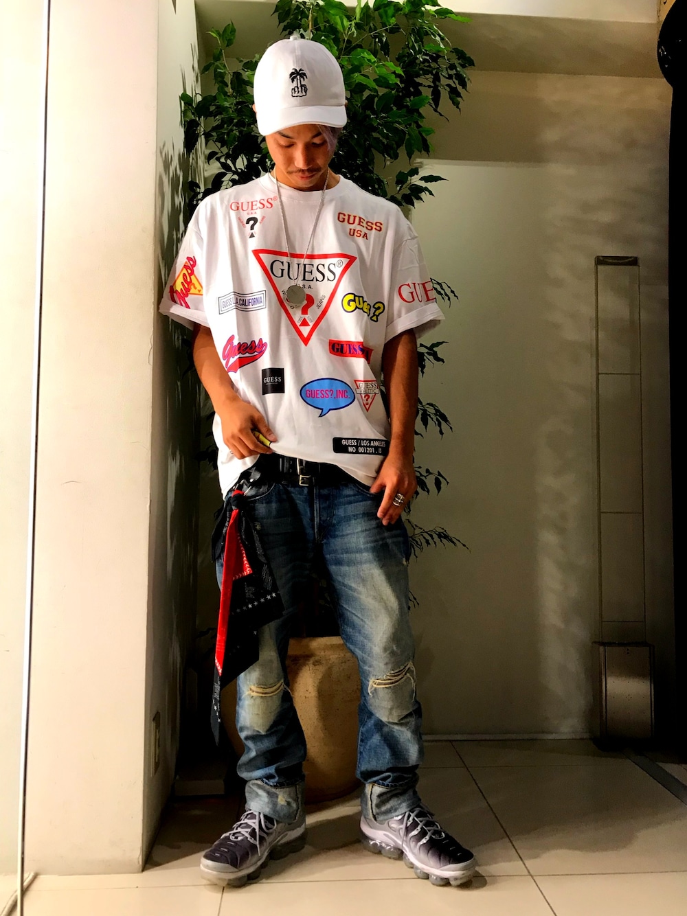 「ROYAL FLASH、シンプルコーデ、夏コーデ、オーバーサイズ、guess」｜「Guessの【別注】Guess×ROYAL FLASH/ゲス ロゴプリント Tシャツ（Tシャツ/カットソー、ホワイト系）」を使った、給前友貴さん（メンズ・172cm）の夏コーディネートの1枚目の写真