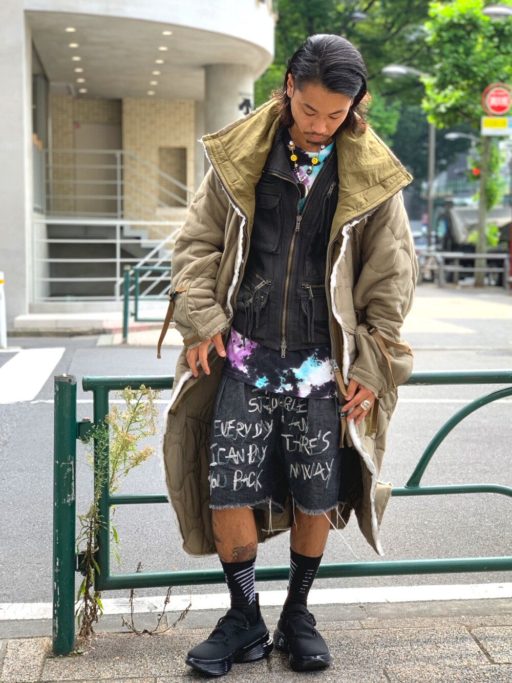 「ROYAL FLASH、秋、スニーカー、大人トレンドカジュアル、秋のカフェオレコーデ」｜「hamcusのアイテム（その他アウター、グリーン系）」を使った、給前友貴さん（メンズ・172cm）の秋コーディネートの1枚目の写真