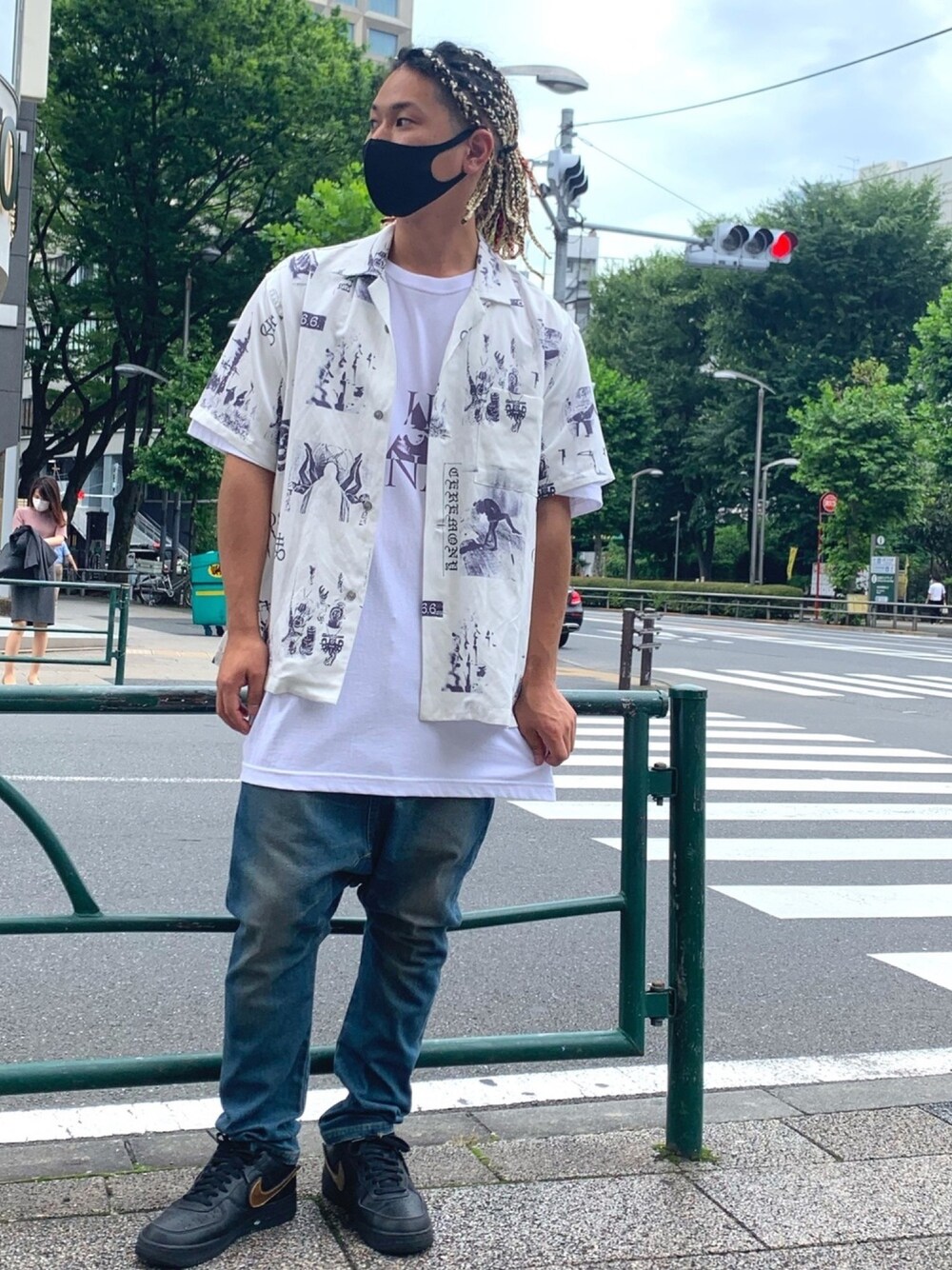 「ROYAL FLASH、大人カジュアル、シンプルスタイル、半袖シャツ」｜「Azuma.のAzuma./アズマ/SATANISM CEREMONY シャツ（シャツ/ブラウス、ホワイト系）」を使った、給前友貴さん（メンズ・172cm）の夏コーディネートの1枚目の写真