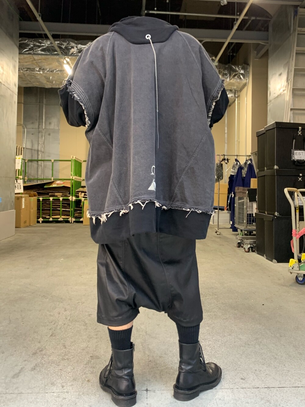 「ROYAL FLASH、秋のコーデ、オーバーサイズ、秋服」｜「HAMCASのアイテム（パーカー、ブラック系）」を使った、給前友貴さん（メンズ・170cm）の秋コーディネートの1枚目の写真