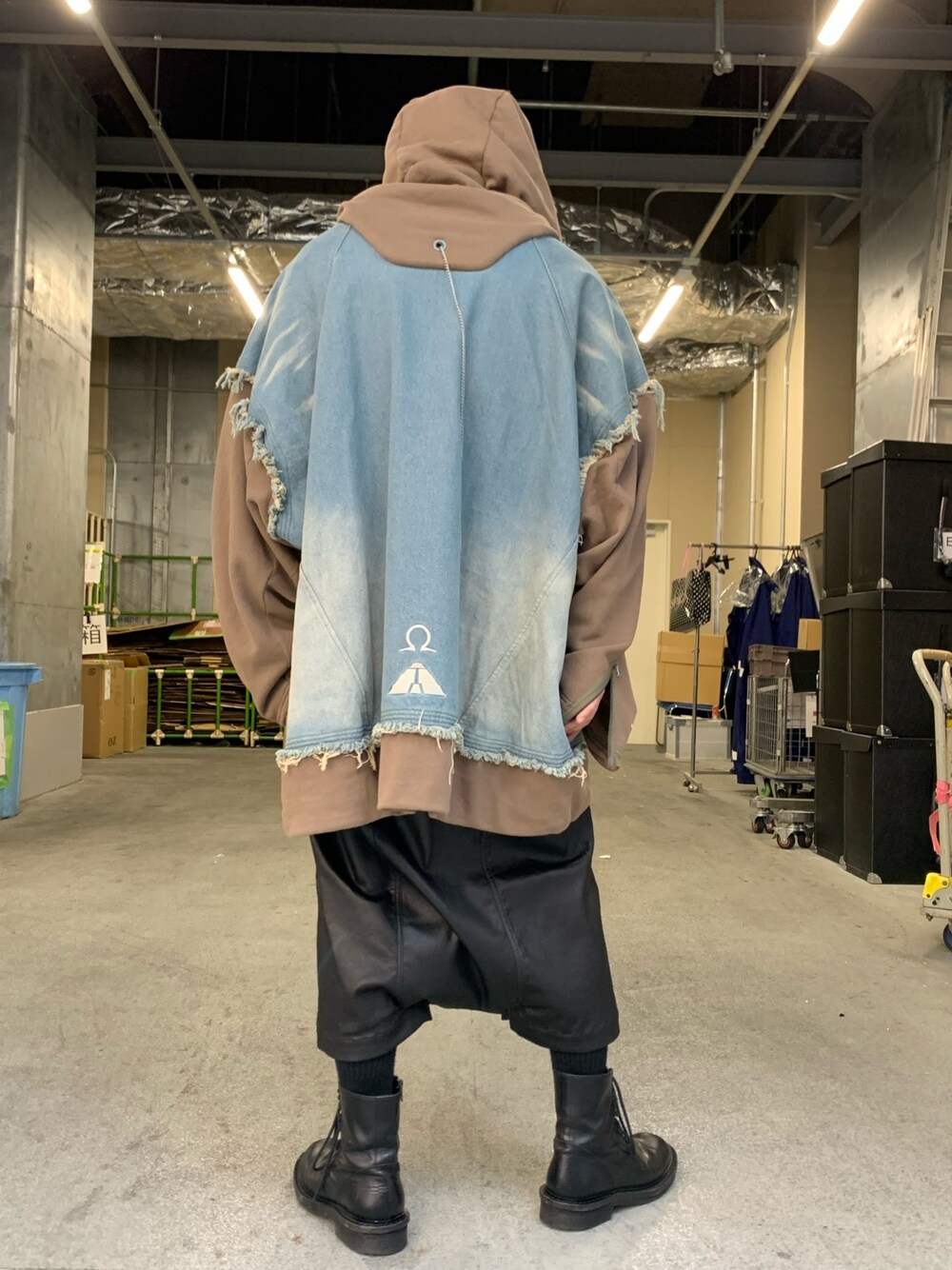 「ROYAL FLASH、シンプルコーデ、秋のコーデ、オーバーサイズ」｜「HAMCASのアイテム（パーカー、ブルー系）」を使った、給前友貴さん（メンズ・170cm）の秋コーディネートの1枚目の写真