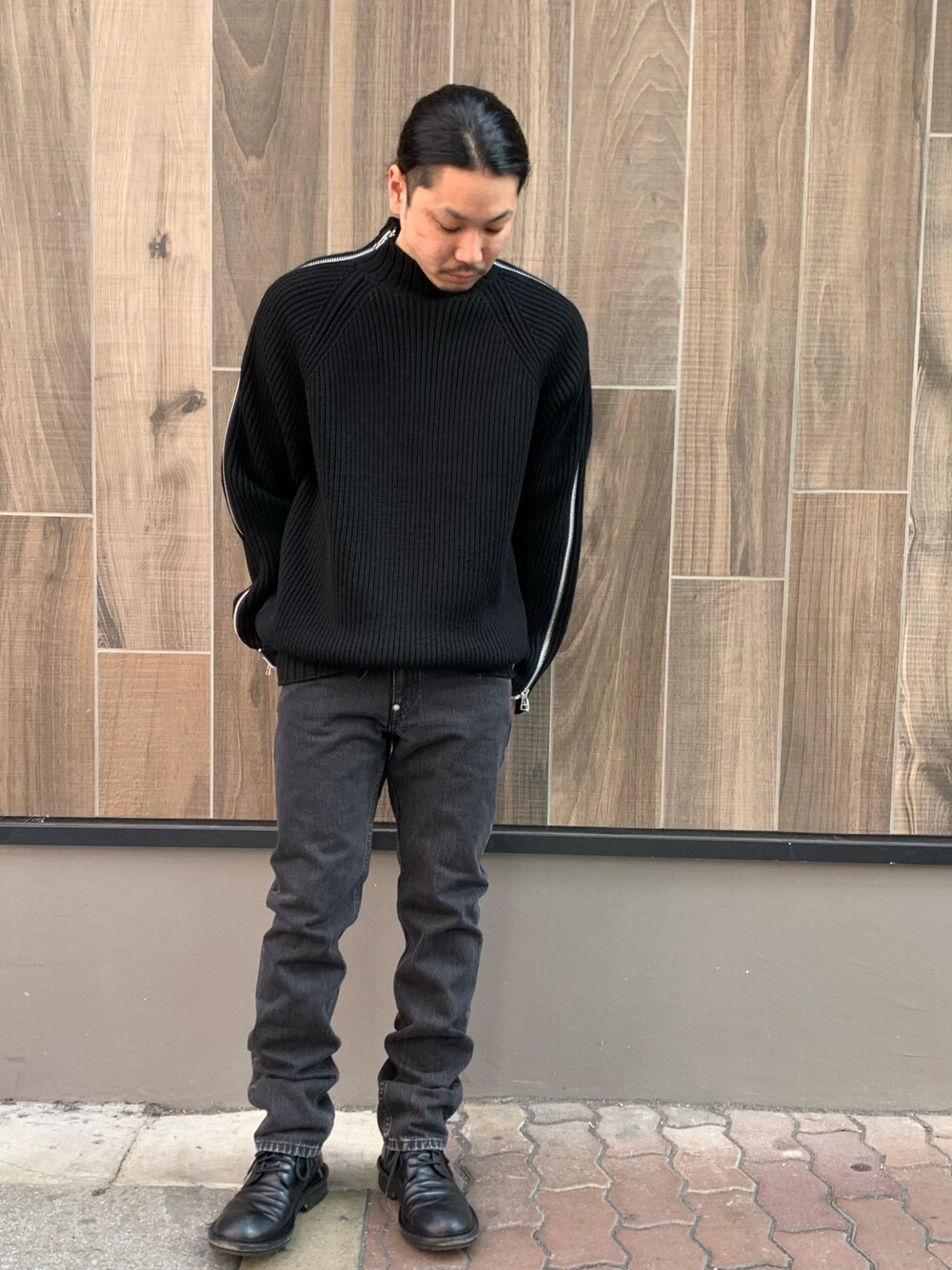 「ROYAL FLASH、キレイめ、シンプル、大人カジュアル」｜「JOHN LAWRENCE SULLIVANのアイテム（ニット/セーター、ブラック系）」を使った、給前友貴さん（メンズ・170cm）の冬コーディネートの1枚目の写真