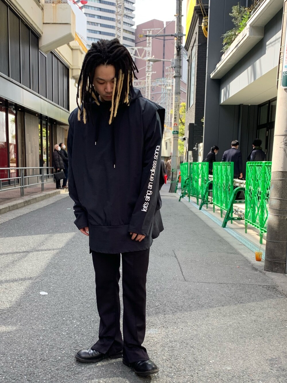 「ROYAL FLASH、カジュアル」｜「Azuma.のアイテム（パーカー、ブラック系）」を使った、給前友貴さん（メンズ・170cm）の冬コーディネートの1枚目の写真