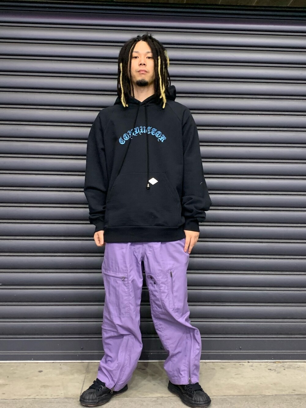 「ROYAL FLASH、パーカー、ストリート」｜「el conductorHのアイテム（パーカー、ブラック系）」を使った、給前友貴さん（メンズ・170cm）の春コーディネートの1枚目の写真