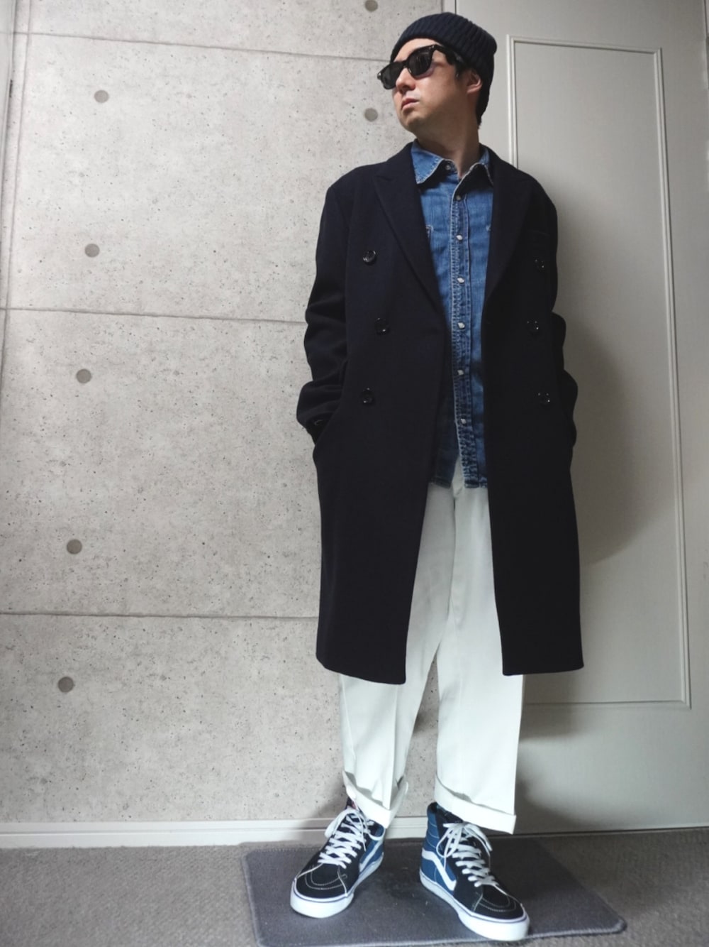 「VANS、コート、デニムシャツ、ロングコート、白パンツ、ワークパンツ、ハイカットスニーカー、ニット帽、低身長、ネイビー×ホワイト」｜「UNIQLOのUNIQLO リブビーニー（ニットキャップ/ビーニー、ブルー系）」を使った、kenさん（メンズ・160cm）の冬コーディネートの1枚目の写真