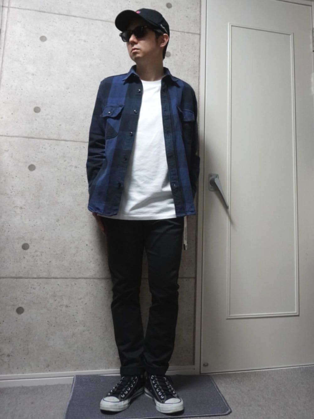 40代メンズにおすすめの黒テーパードパンツとチェックシャツのシンプルカジュアルコーディネート