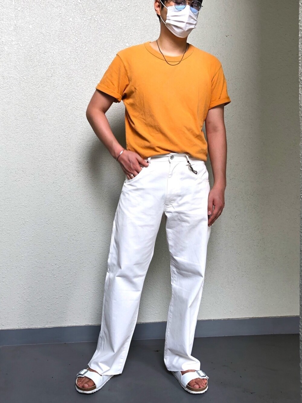 「オレンジ、白パンツ、ワイドパンツ、ビルケンシュトック、サンダル、夏コーデ、シャツイン、ホワイトパンツ、ホワイトデニム」｜「SEVENDAYS=SUNDAYのアイテム（チノパンツ、ホワイト系）」を使った、ぴろぷんさん（メンズ・174cm）の夏コーディネートの1枚目の写真
