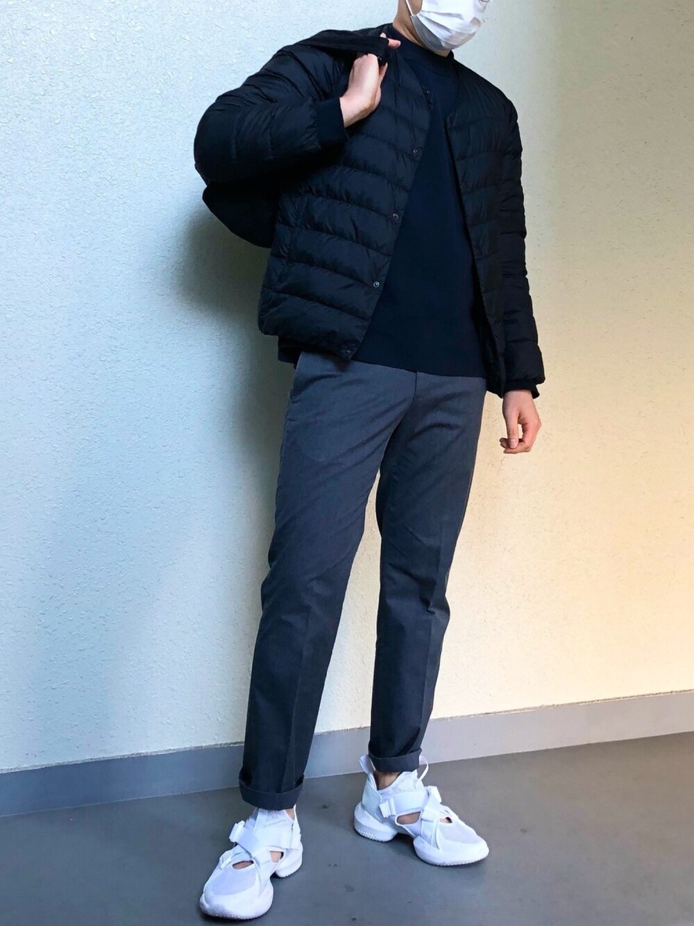 「年末WEAR感謝祭、ダウンジャケット、ネイビー、白スニーカー、きれいめカジュアル、reebok、スラックス」｜「Reebokのスリーディー オーピー ストラップ [3D OP. S-STRP]（スニーカー、ホワイト系）」を使った、ぴろぷんさん（メンズ・174cm）の冬コーディネートの1枚目の写真