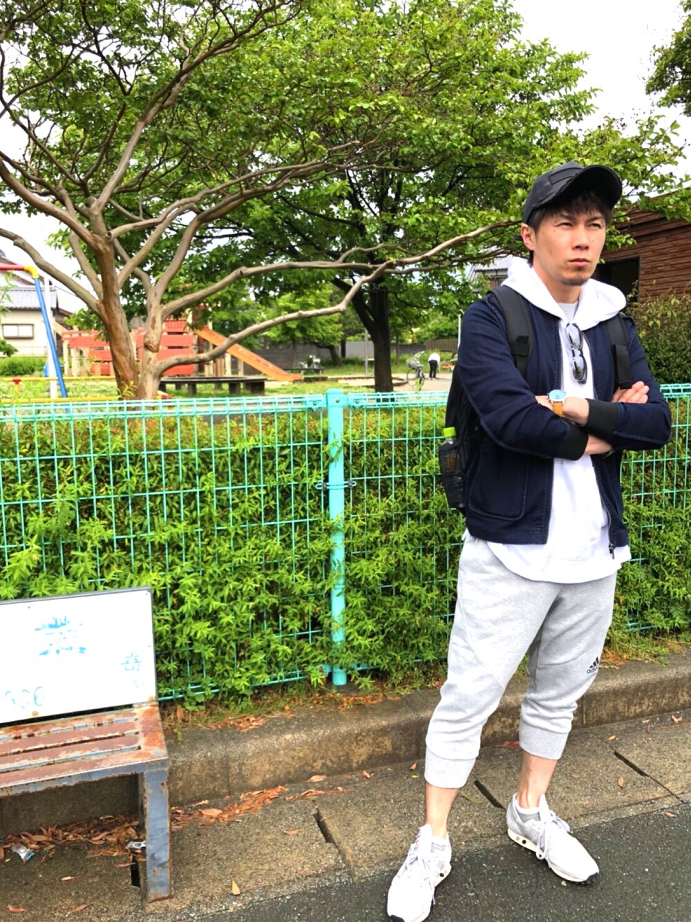 「休日スタイル、パーカー、スポーツミックス、キャップ、カジュアル」｜「wjkのmko5241-CAMBIO別注 wjk Simple Wappen Mesh Cap キャップ（キャップ、ブラック系）」を使った、あきもんさん（メンズ・168cm）の春コーディネートの1枚目の写真