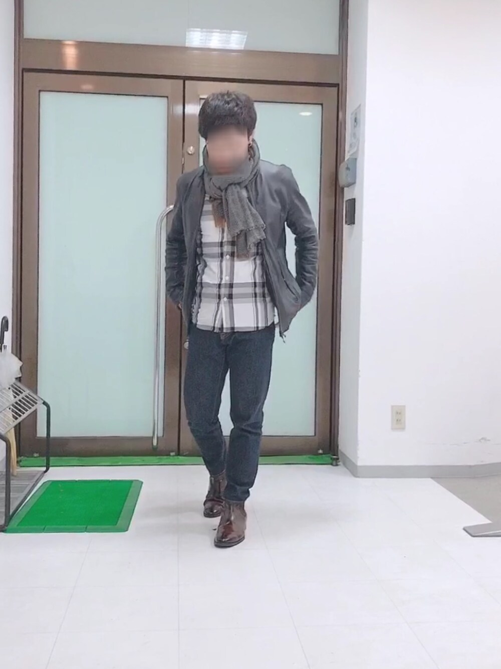 「冬コーデ、古着MIX、レザー、チビコーデ、チェックシャツ、zozoデニム、デニムパンツ、メンズビギ(MEN'S BIGI)、キャメルブーツ、サイドゴアブーツ」｜「MEN'S BIGIのアイテム（ストール/ショール、グレー系）」を使った、pulochibiさん（メンズ・160cm）の冬コーディネートの1枚目の写真