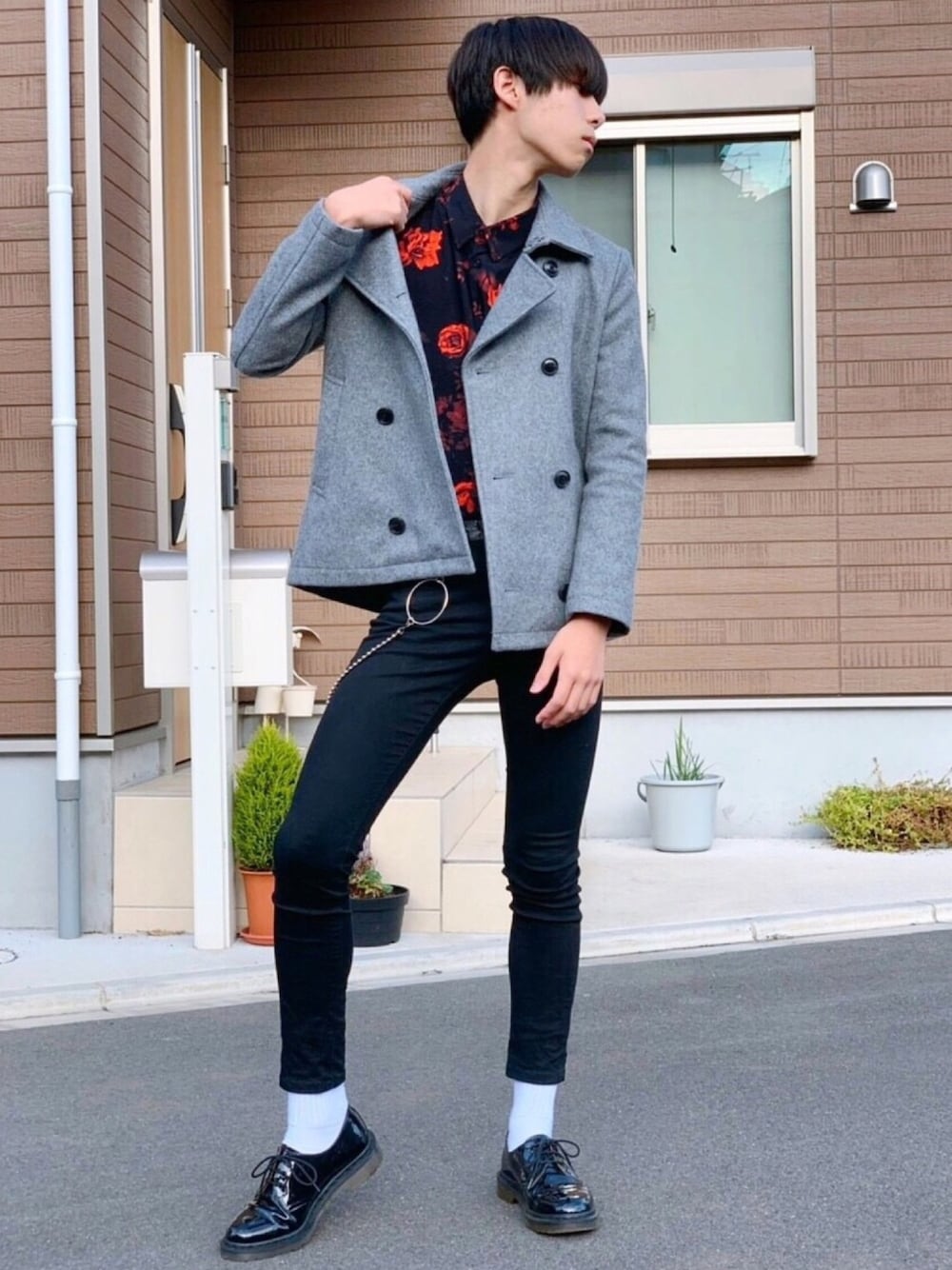 「シンプルコーデ、ootd、秋、おしゃれさんと繋がりたい、Dr.Martens、黒スキニー、シャツスタイル、秋コーデ、韓国ファッション、高校生」｜「URBAN RESEARCH ROSSO MENのアイテム（ピーコート、グレー系）」を使った、やっちゃん🍅Y.さん（メンズ・175cm）の秋コーディネートの1枚目の写真