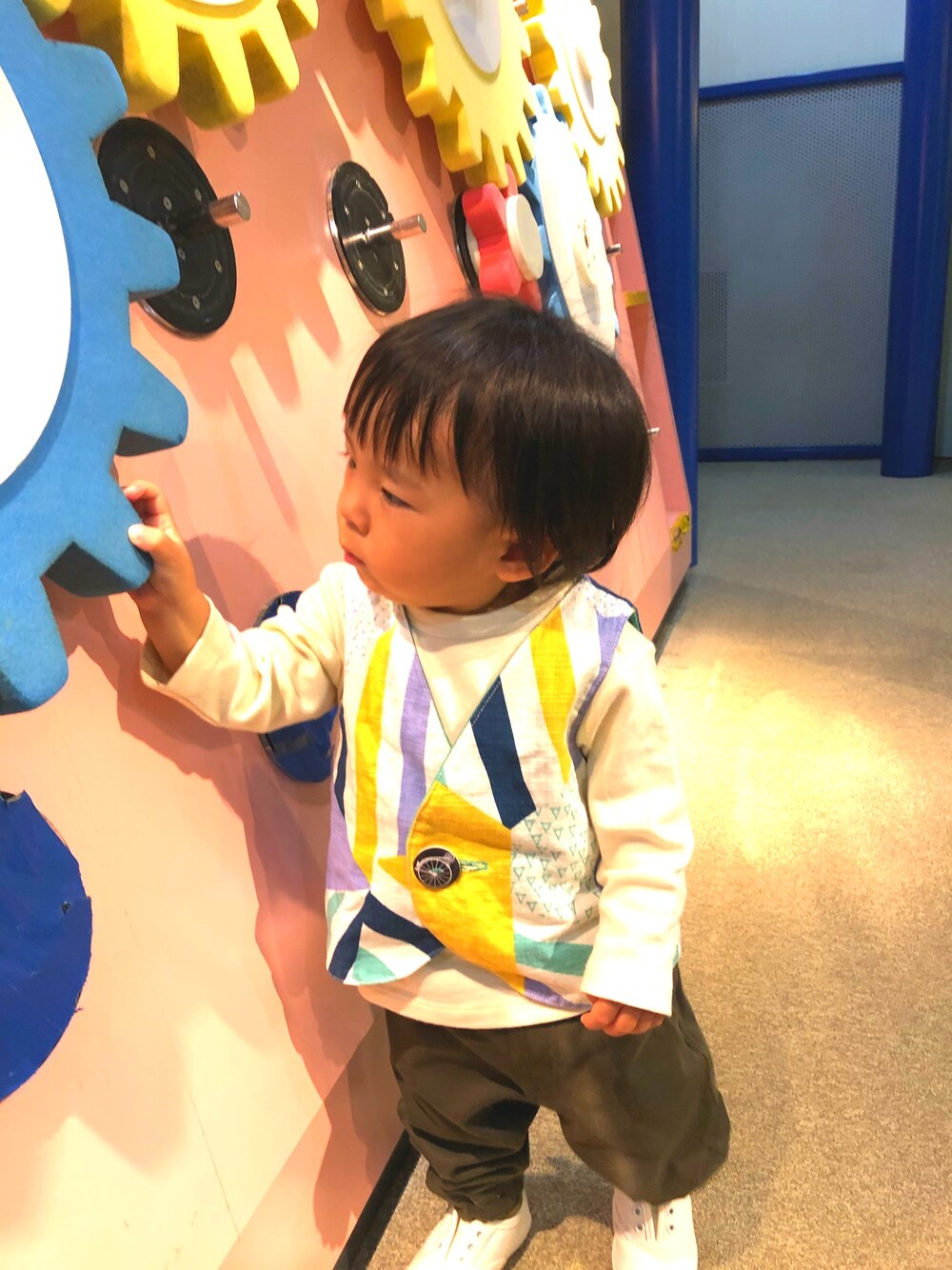 「無印良品、秋服準備はじめました、ベスト」｜「無印良品のアイテム（その他パンツ、グリーン系）」を使った、aoochan.さん（キッズ・80cm）の秋コーディネートの1枚目の写真