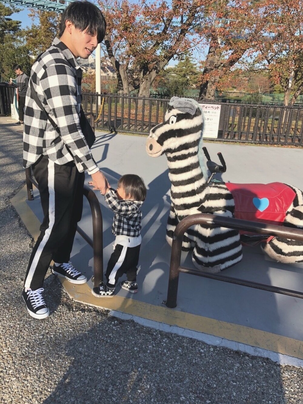 「親子コーデ、キッズファッション、プチプラ、岡崎市、南公園」｜「西松屋のアイテム（シャツ/ブラウス、ブラック系）」を使った、aoochan.さん（キッズ・80cm）の秋コーディネートの1枚目の写真