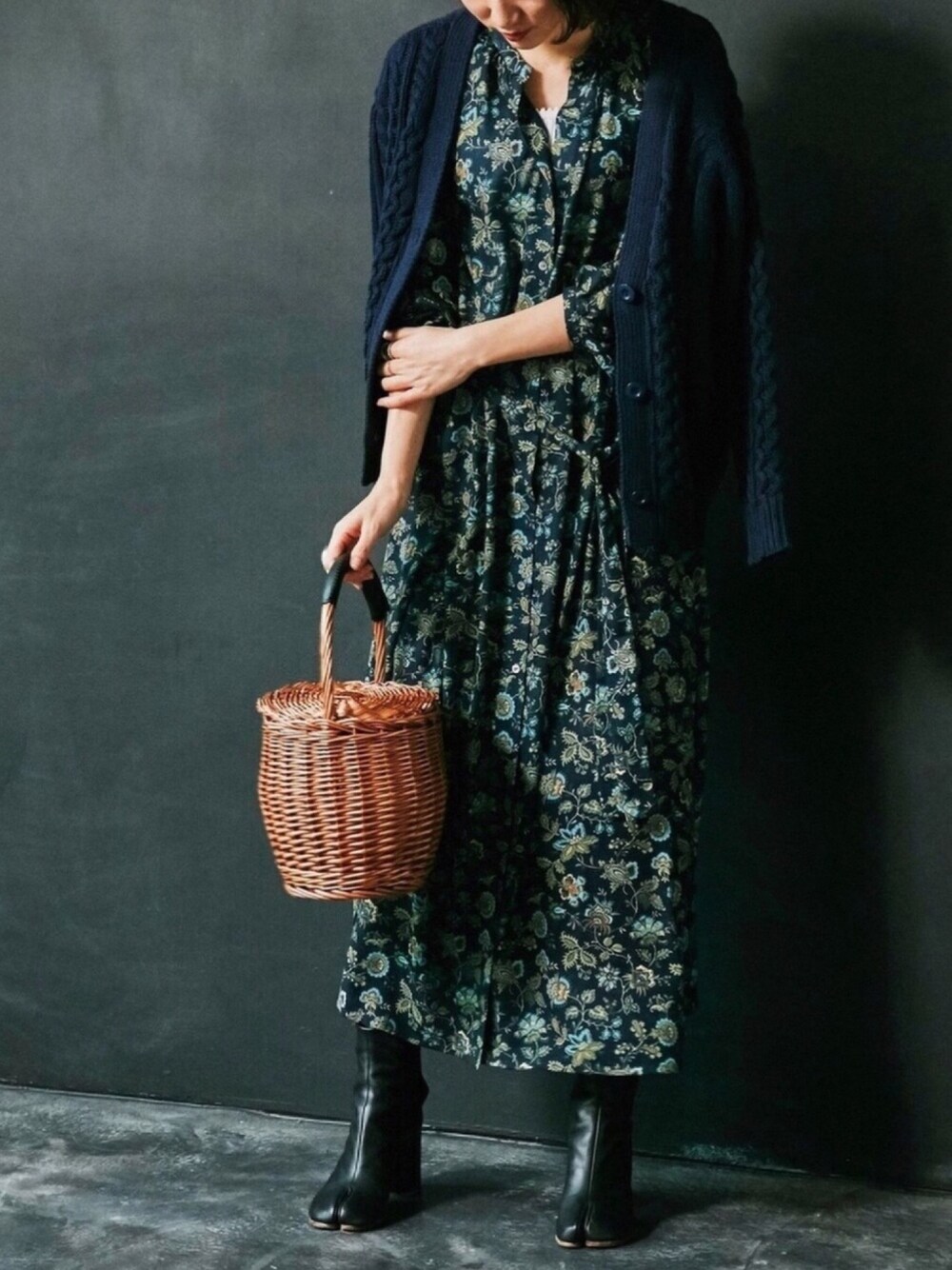 「MEDE19FのMEDE19F 【「ミュルーズ染織美術館」アーカイブコレクション】 ロングワンピース/シャツワンピース（ワンピース、ブルー系）」を使った、MEDE19Fさん（レディース・164cm）の冬コーディネートの1枚目の写真