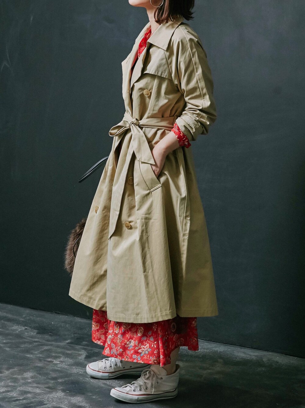 「大人カジュアル、春、トレンチコート、プリントワンピース、マキシ丈ワンピース、ootd、converse」｜「MEDE19FのMEDE19F  ビッグシルエットのギャザートレンチコート（トレンチコート、ベージュ系）」を使った、MEDE19Fさん（レディース・160cm）の冬コーディネートの1枚目の写真