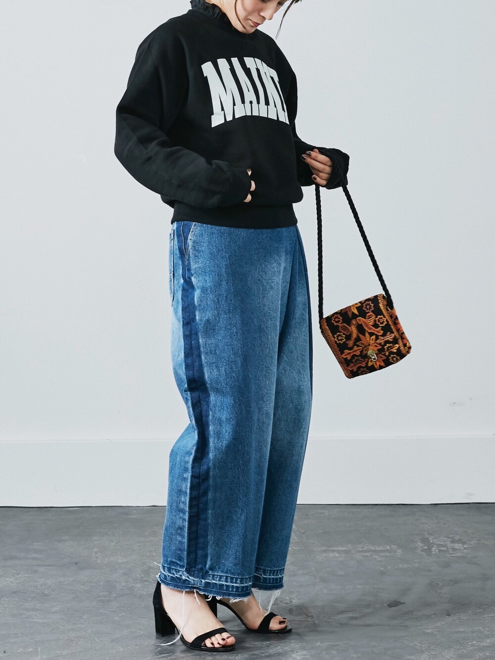 「春、カジュアル、オトナカジュアル、ootd、パンツスタイル、デニム、つけ襟、付け襟」｜「MEDE19FのMEDE19F  繊細な加工にこだわったビッグデニム＜ユーズドブルー＞/ワイドパンツ/デニムパンツ　（デニムパンツ、ブルー系）」を使った、MEDE19Fさん（レディース・160cm）の春コーディネートの1枚目の写真