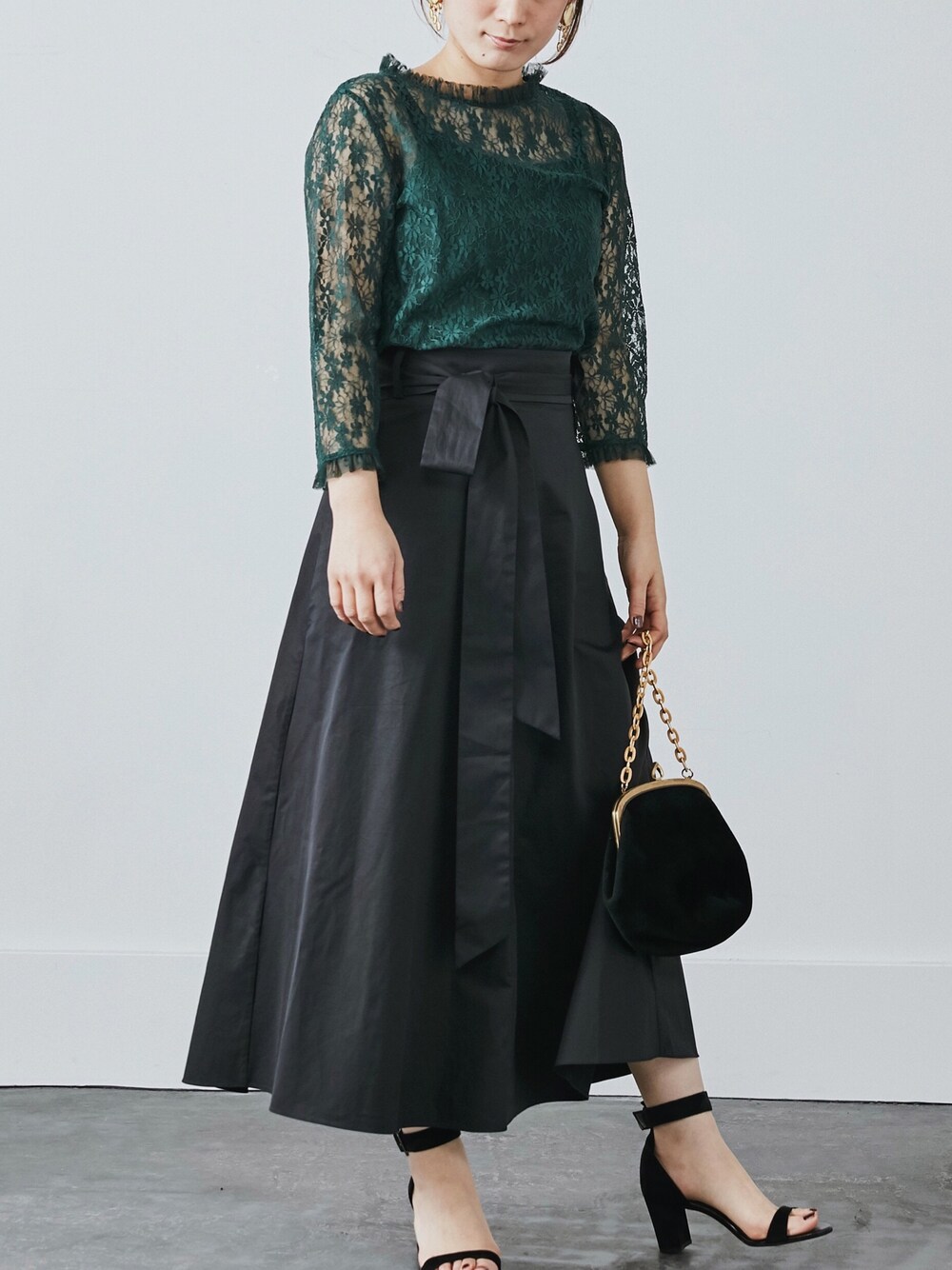 「カジュアル、春、オトナカジュアル、ootd、花柄、レース、ブラウス、フレアスカート」｜「MEDE19FのMEDE19F　レーストップスセット（シャツ/ブラウス、グリーン系）」を使った、MEDE19Fさん（レディース・160cm）の春コーディネートの1枚目の写真