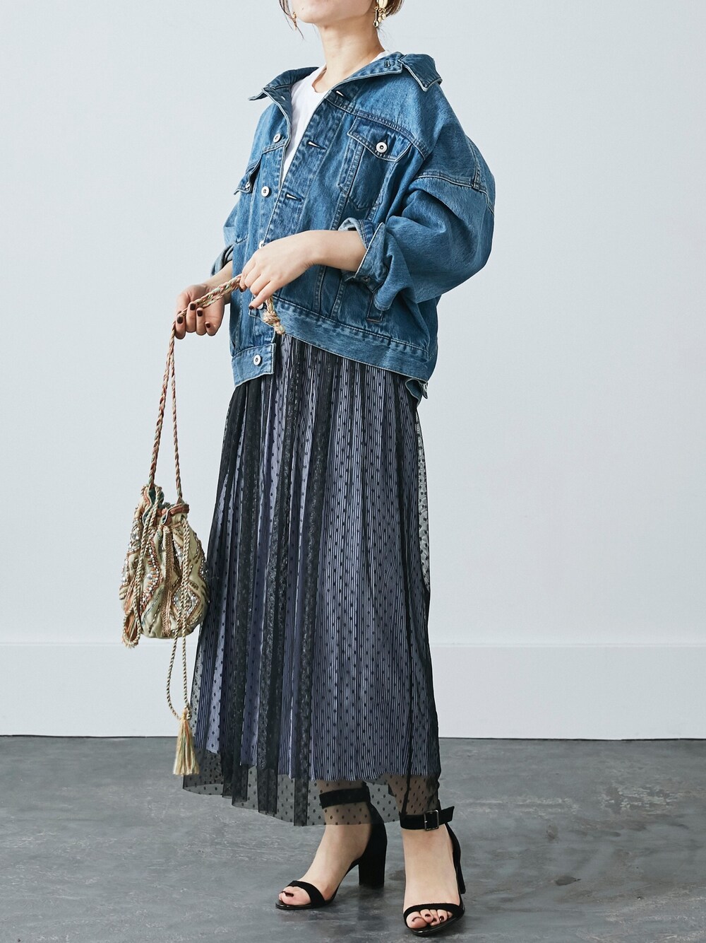 「大人カジュアル、ootd、春コーデ、スカート、プリーツスカート、チュールスカート、ジージャン」｜「MEDE19FのMEDE19F  ヴィンテージ加工をほどこしたオーバーサイズジージャン/デニムジャケット（デニムジャケット、ブルー系）」を使った、MEDE19Fさん（レディース・160cm）の春コーディネートの1枚目の写真