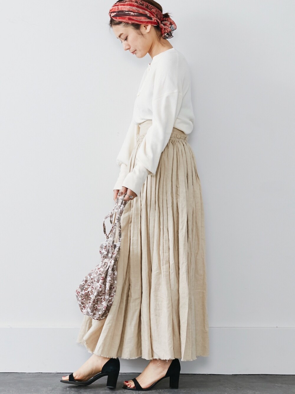 「春コーデ、大人カジュアル、ootd、スカート」｜「MEDE19FのMEDE19F  甘編みコットンヘンリーネックスウェット（スウェット、ホワイト系）」を使った、MEDE19Fさん（レディース・160cm）の春コーディネートの1枚目の写真