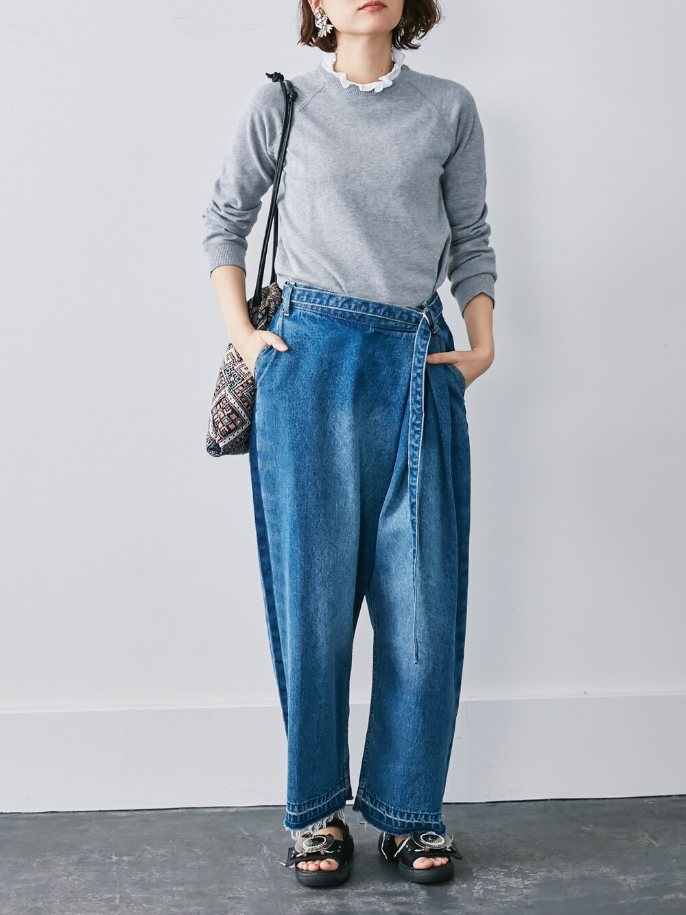 「休日スタイル、カジュアルコーデ、つけ襟、デニム、ワイドパンツ、サンダル」｜「MEDE19FのMEDE19F  繊細な加工にこだわったビッグデニム＜ユーズドブルー＞/ワイドパンツ/デニムパンツ　（デニムパンツ、ブルー系）」を使った、MEDE19Fさん（レディース・164cm）の春コーディネートの1枚目の写真