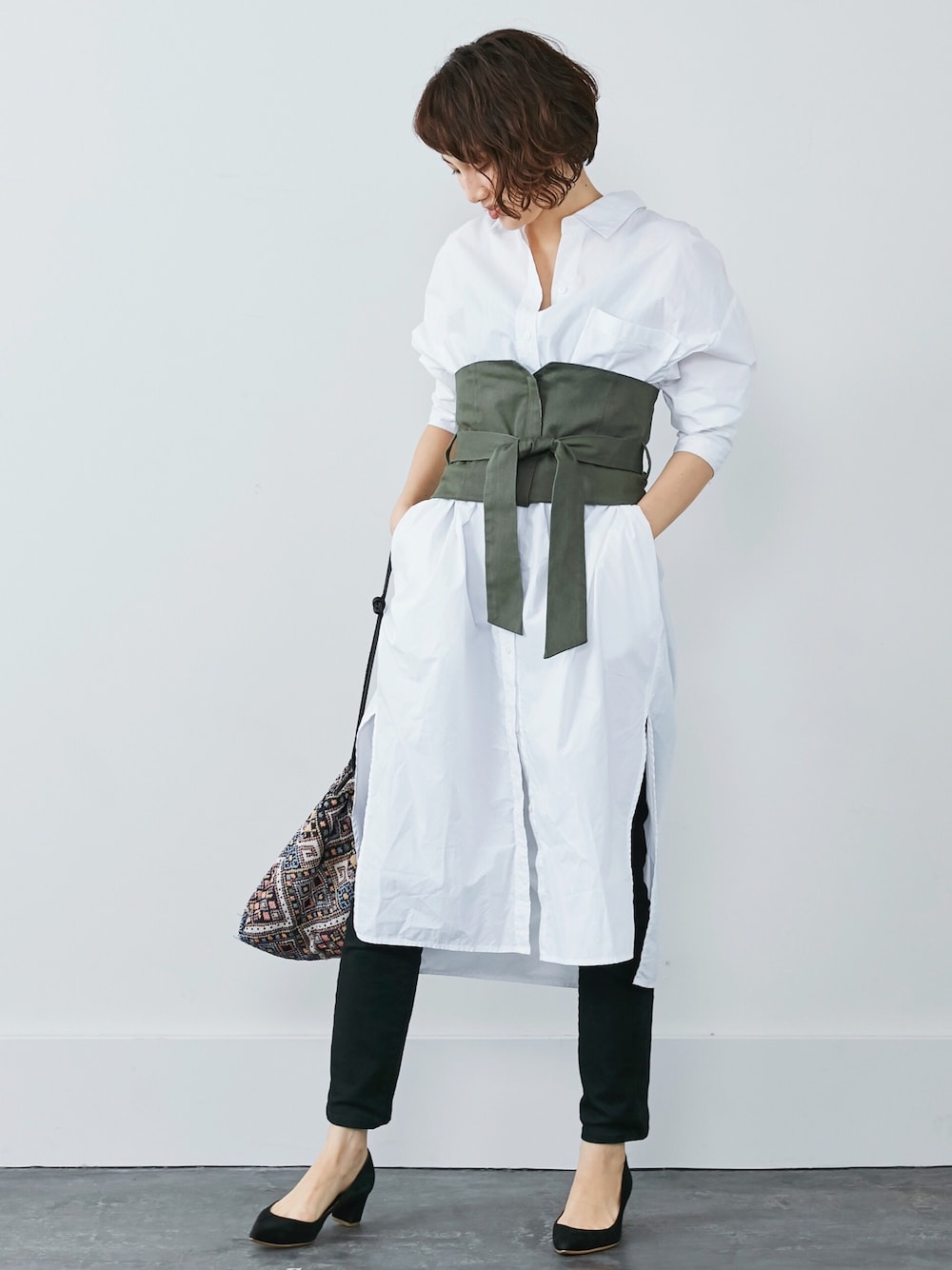「休日スタイル、カジュアルコーデ、シンプル、ootd、春、オトナ女子、シャツワンピ、ウエストマーク、コルセット」｜「MEDE19FのMEDE19F  リバーシブルコルセットベルト/サッシュべルト（ベルト、グリーン系）」を使った、MEDE19Fさん（レディース・164cm）の春コーディネートの1枚目の写真