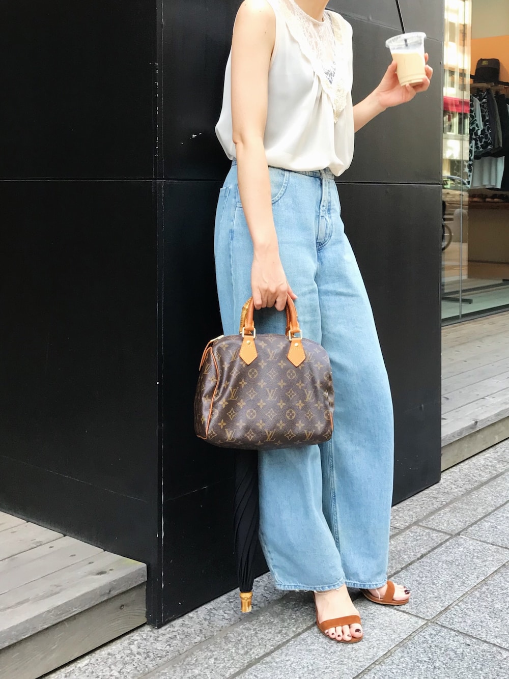 「大人カジュアル、シンプルコーデ、カジュアルコーデ、夏コーデ、オトナカジュアル、大人コーデ、サンダル、レース、ハイウエスト、デニム」｜「MEDE19FのMEDE19F フレンチレーストップス/ブラウス/タンクトップ（シャツ/ブラウス、ベージュ系）」を使った、MEDE19Fさん（レディース・164cm）の夏コーディネートの1枚目の写真