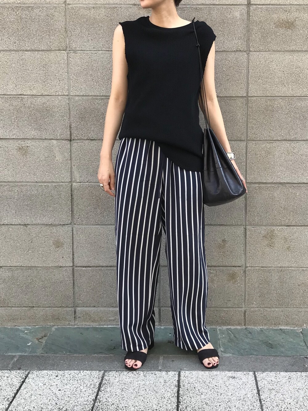 「大人カジュアル、巾着バッグ、ストライプ、ストライプパンツ」｜「MEDE19FのMEDE19F ロングテールのスリーブレスサーマル/タンクトップ（Tシャツ/カットソー、ブラック系）」を使った、MEDE19Fさん（レディース・164cm）の秋コーディネートの1枚目の写真