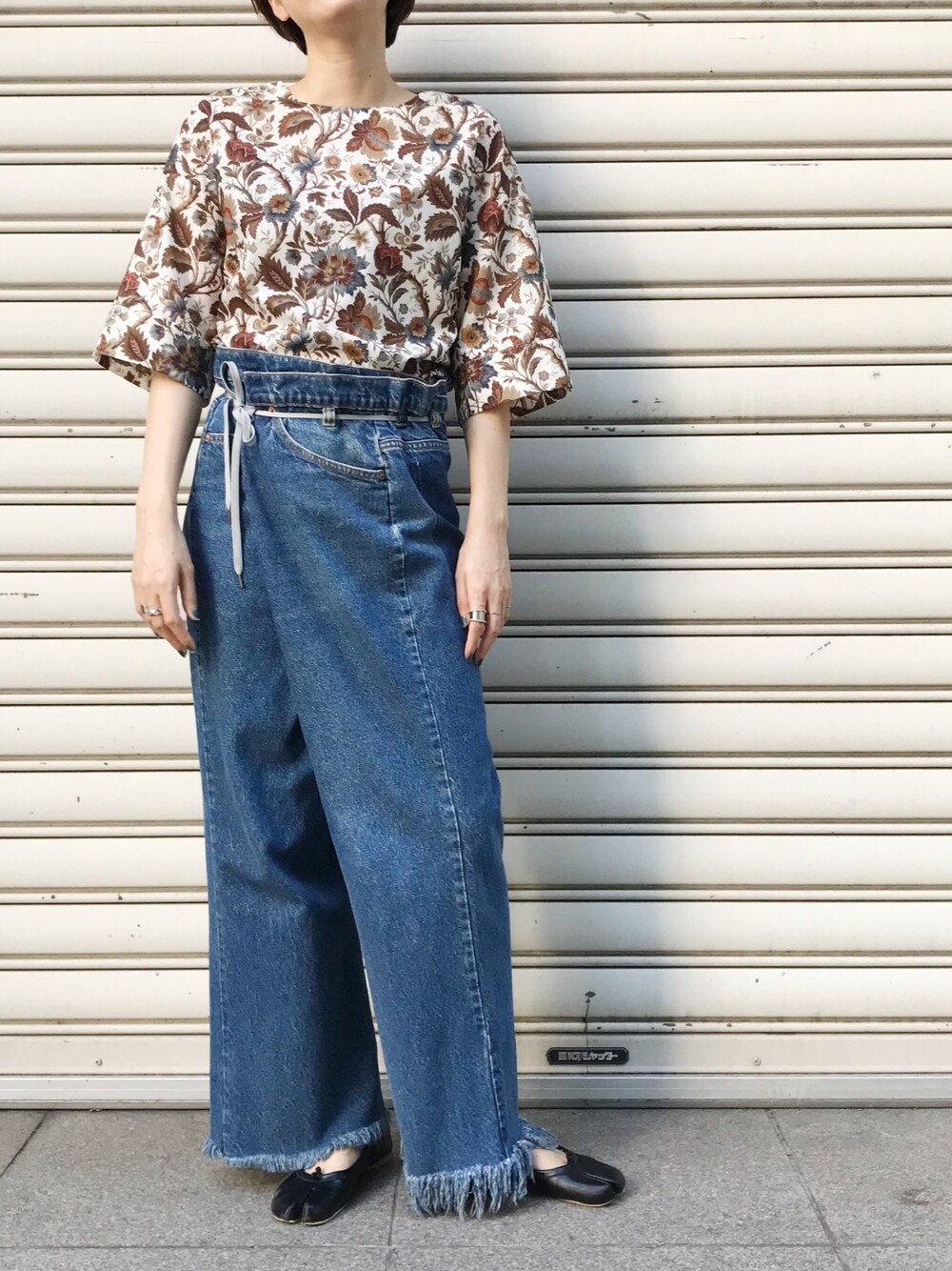 「秋コーデ、大人カジュアル、プリント、バックリボン」｜「MEDE19FのMEDE19F ＜「ミュルーズ染織美術館」アーカイブコレクション＞プリントトップス/ブラウス（シャツ/ブラウス、ブラウン系）」を使った、MEDE19Fさん（レディース・164cm）の秋コーディネートの1枚目の写真