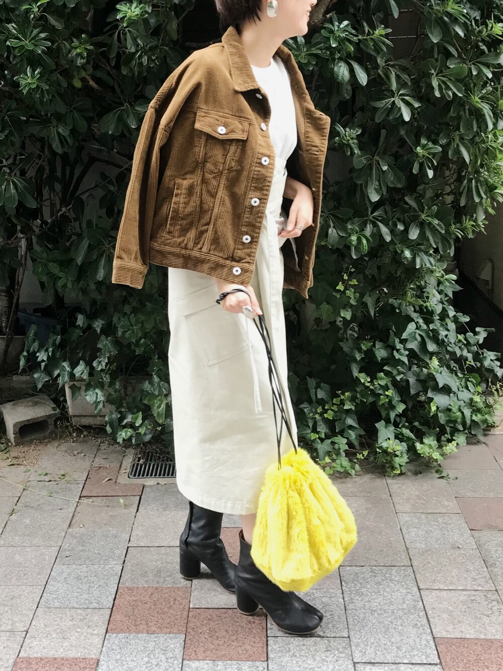 「秋冬コーデ、シンプルコーデ、カジュアルコーデ、オトナ女子、オトナカジュアル、秋のコーデ、巾着バッグ、コーデュロイ、コーデュロイジャケット、サーマル」｜「MEDE19FのＭＥＤＥ１９Ｆ　オーバーサイズ太畝コーデュロイジャケット（その他アウター、ブラウン系）」を使った、MEDE19Fさん（レディース・164cm）の秋コーディネートの1枚目の写真
