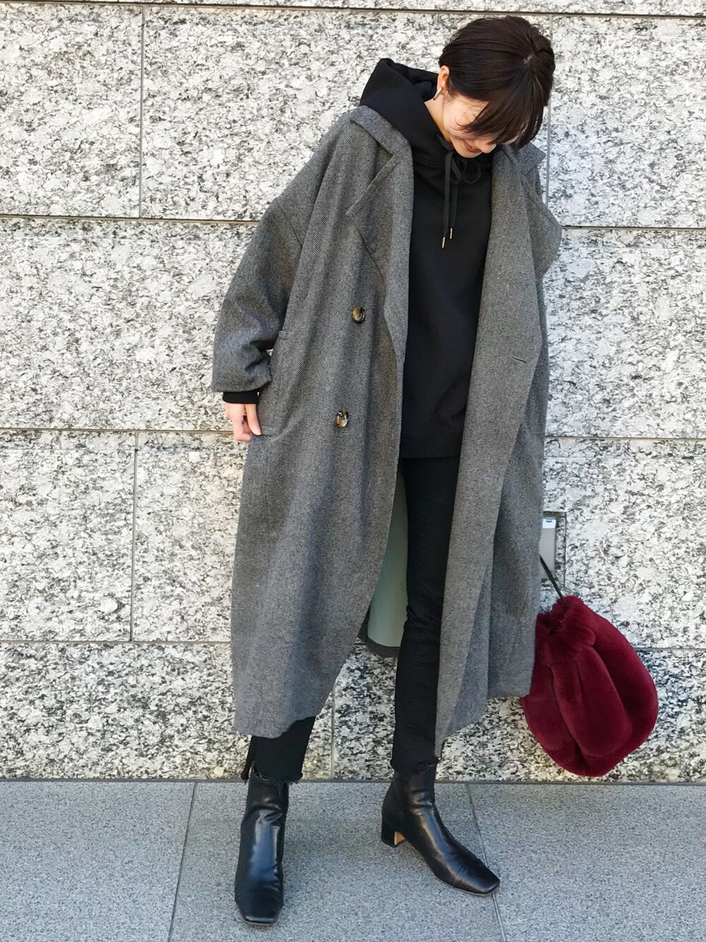 「冬コーデ、シンプルコーデ、オトナ女子、今日のコーデ、ブラック、outfit、ビッグシルエット、パーカー」｜「MEDE19FのＭＥＤＥ１９Ｆ　オールドマンコート（チェスターコート、グレー系）」を使った、MEDE19Fさん（レディース・164cm）の冬コーディネートの1枚目の写真