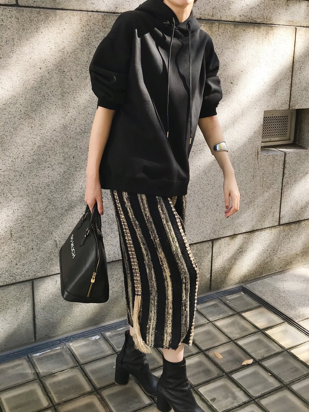 「冬コーデ、シンプルコーデ、きれいめカジュアル、オトナ女子、今日のコーデ、ブラック、outfit、フード、パーカー」｜「MEDE19FのＭＥＤＥ１９Ｆ　パッチづかいの裏毛パーカー/プルオーバー（パーカー、ブラック系）」を使った、MEDE19Fさん（レディース・164cm）の冬コーディネートの1枚目の写真