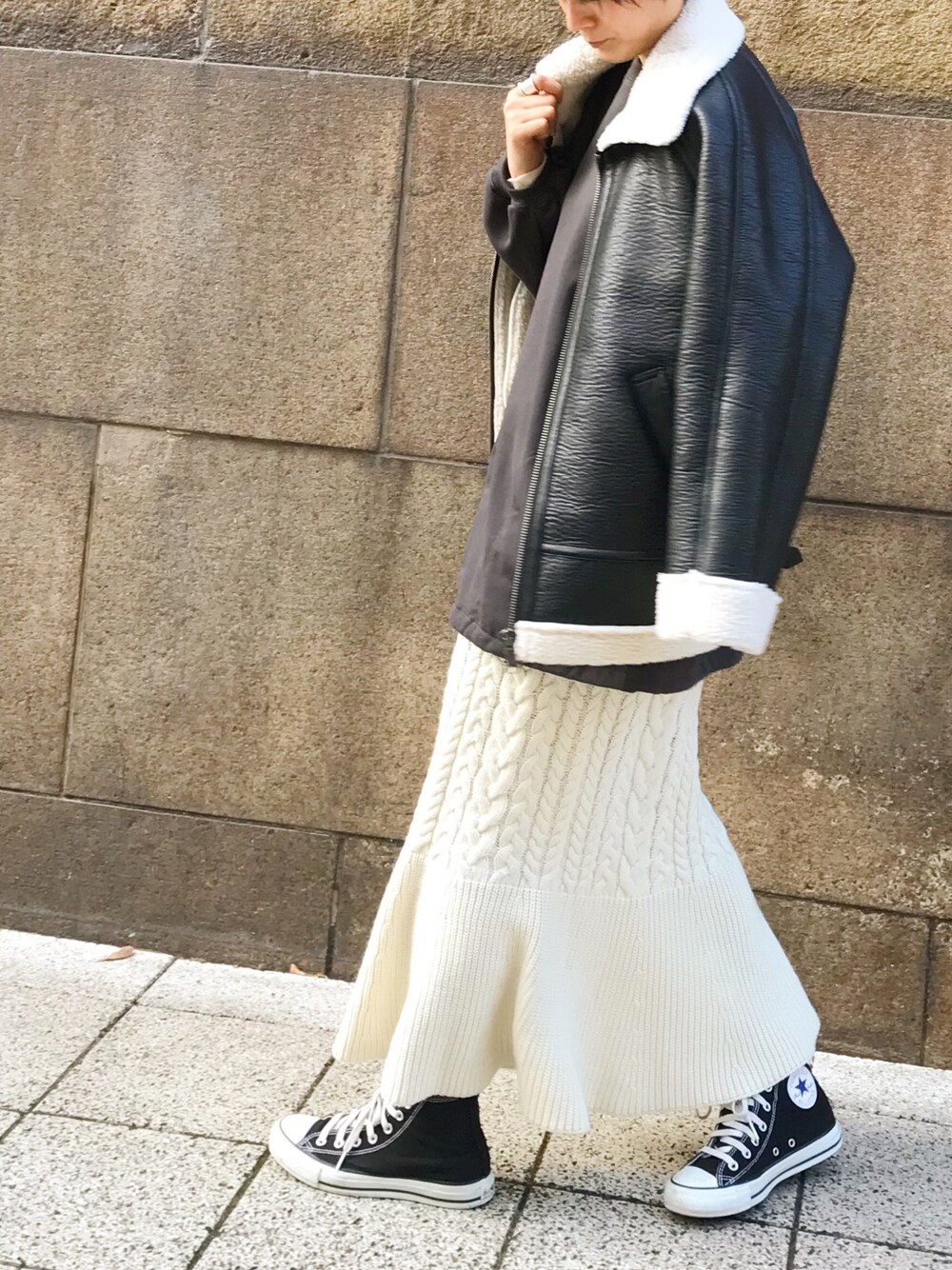 「カジュアル、オトナ女子、モノトーン派？カラーコーデ派？、スニーカー、ニットスカート」｜「MEDE19FのＭＥＤＥ１９Ｆ　オーバーサイズスウェット（スウェット、グレー系）」を使った、MEDE19Fさん（レディース・160cm）の冬コーディネートの1枚目の写真