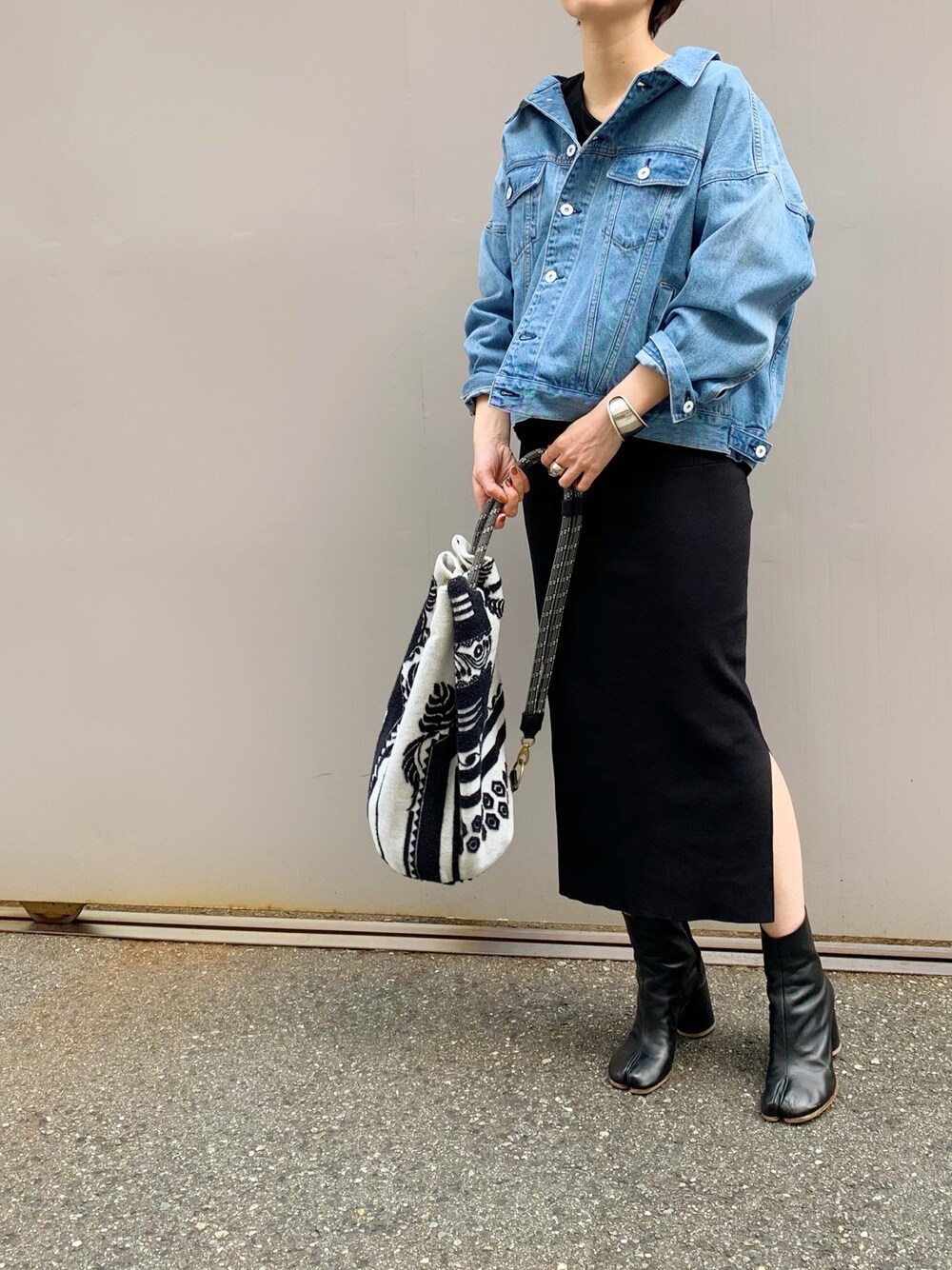 「カジュアルコーデ、シンプル、今日のコーデ、オトナ女子、春アウター、デニムジャケット」｜「MEDE19FのＭＥＤＥ１９Ｆ　古着加工のオーバーサイズＧジャン（デニムジャケット、ブルー系）」を使った、MEDE19Fさん（レディース・164cm）の春コーディネートの1枚目の写真