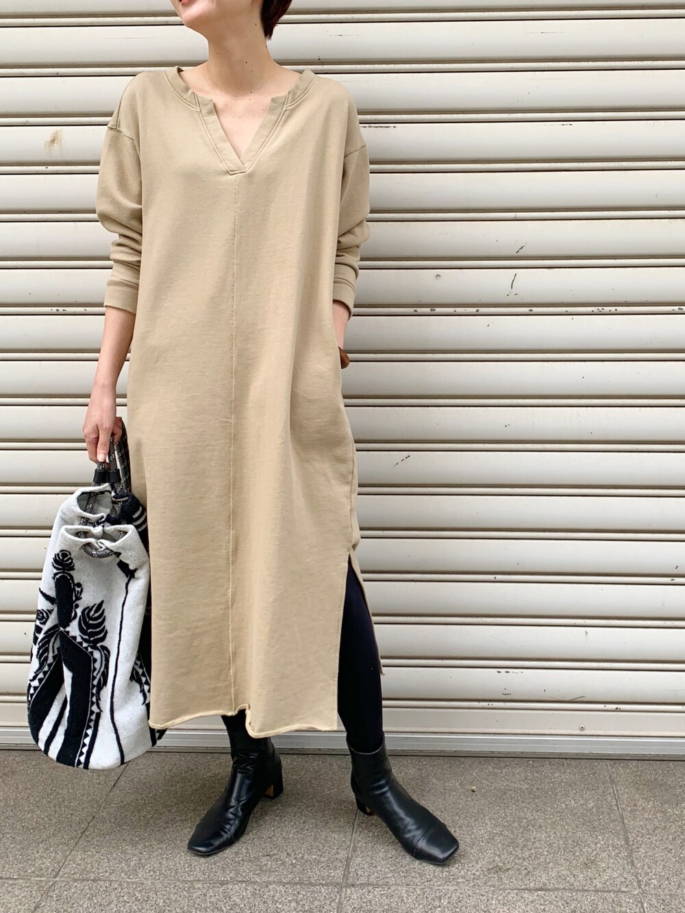「カジュアルコーデ、シンプル、今日のコーデ、オトナ女子、ロングワンピース」｜「MEDE19FのMEDE19F　裏毛ワンピース（ワンピース、ベージュ系）」を使った、MEDE19Fさん（レディース・164cm）の春コーディネートの1枚目の写真