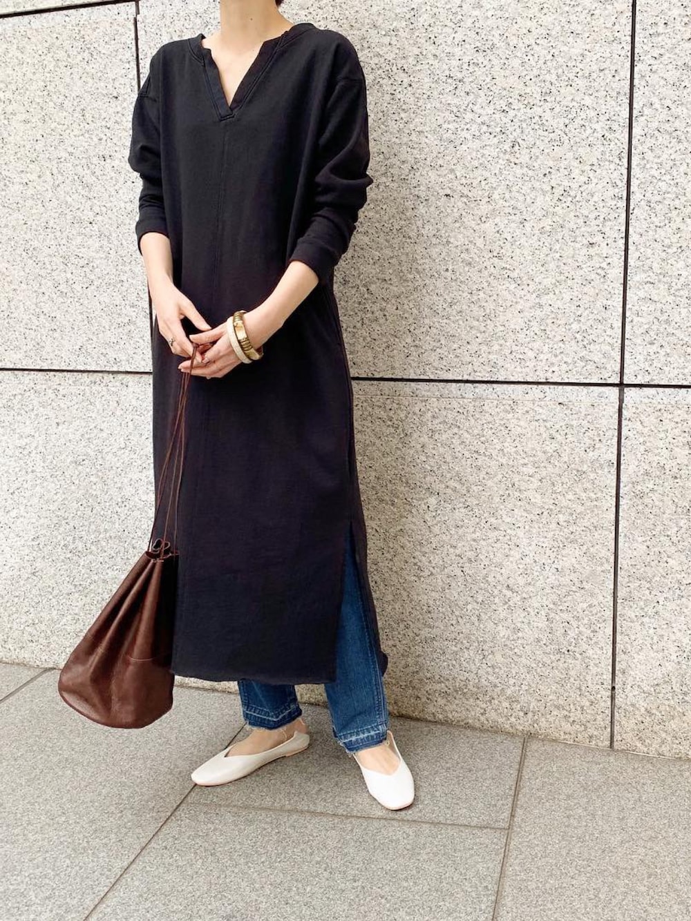 「カジュアルコーデ、今日のコーデ、シンプル、オトナ女子、デニムパンツ、ロングワンピース」｜「MEDE19FのMEDE19F　裏毛ワンピース（ワンピース、ブラック系）」を使った、MEDE19Fさん（レディース・164cm）の春コーディネートの1枚目の写真