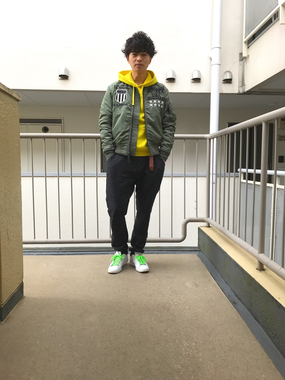「AVIREX、Polo Ralph Lauren、JOSEPH、adidas、アクプラ、ジョッパーズパンツ、モデル、MA-1、秋冬、おしゃれさんと繋がりたい」｜「AVIREXのavirex/アヴィレックス/ MA-1 UNITED STATE/エムエーワン ユナイテッド ステート（MA-1、グリーン系）」を使った、渡邉康輝さん（メンズ・178cm）の秋コーディネートの1枚目の写真