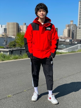 「THE NORTH FACE（ザノースフェイス）のWEB限定 THE NORTH FACE/ザノースフェイス Mountain Jacket（ナイロンジャケット、レッド系）」を使った、渡邉康輝さん（メンズ・179cm）の春コーディネート