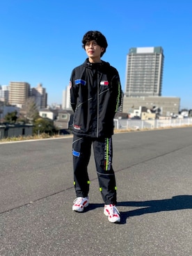 「tommy jeans（トミー ジーンズ）の＜TOMMY JEANS X monkey time＞ SAILING JKT/ブルゾン ◆（ナイロンジャケット、ブラック系）」を使った、渡邉康輝さん（メンズ・179cm）の春コーディネート