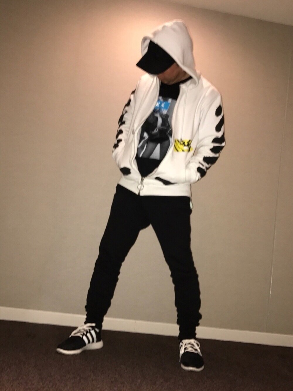 ブラック系のTシャツ/カットソー、ホワイト系のパーカー、ブラック系のその他パンツを着用したメンズの春コーディネートの1枚目の写真