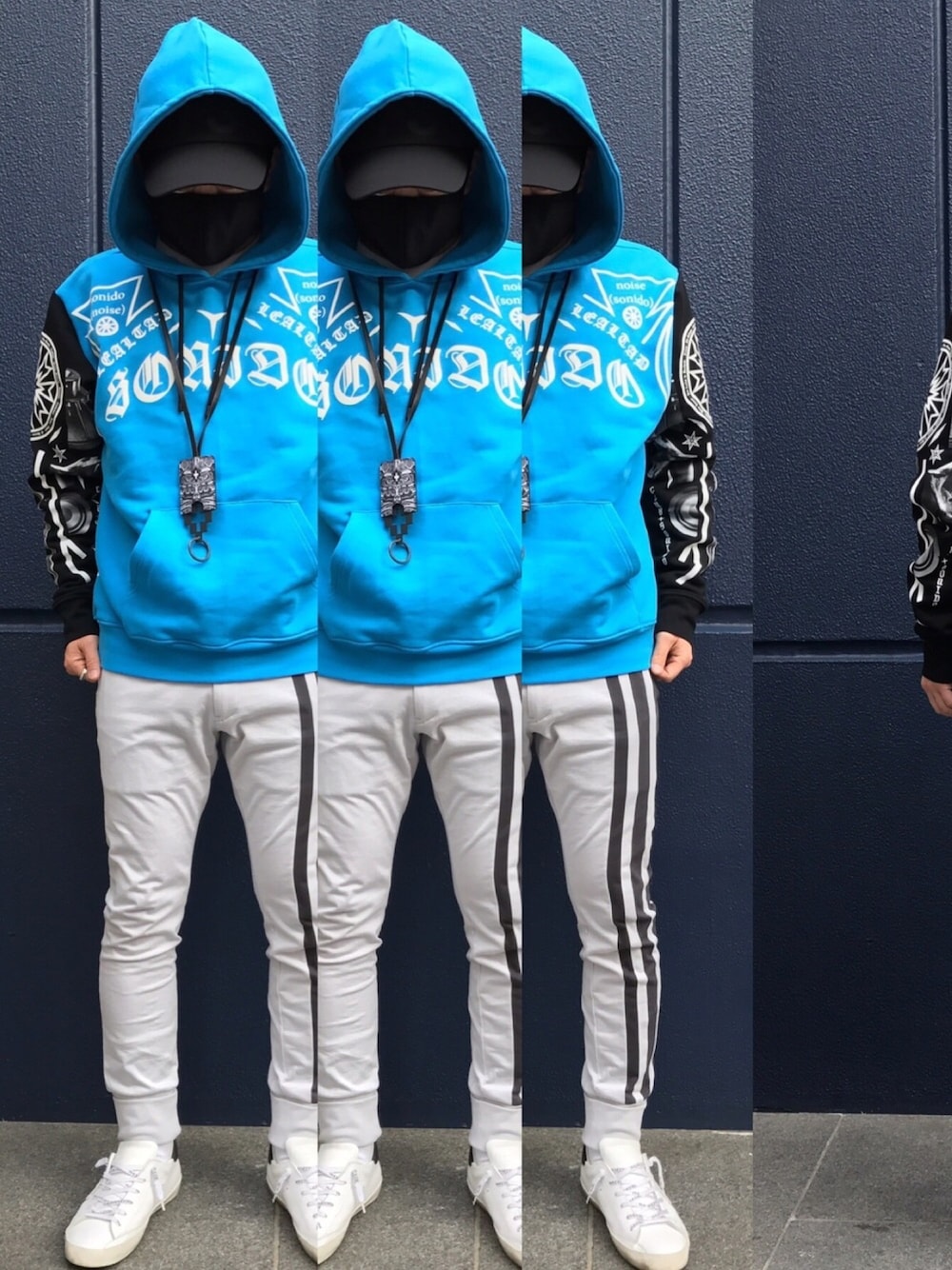 ブルー系のパーカー、グレー系のその他パンツ、ホワイト系のスニーカーを着用したメンズの春コーディネートの1枚目の写真