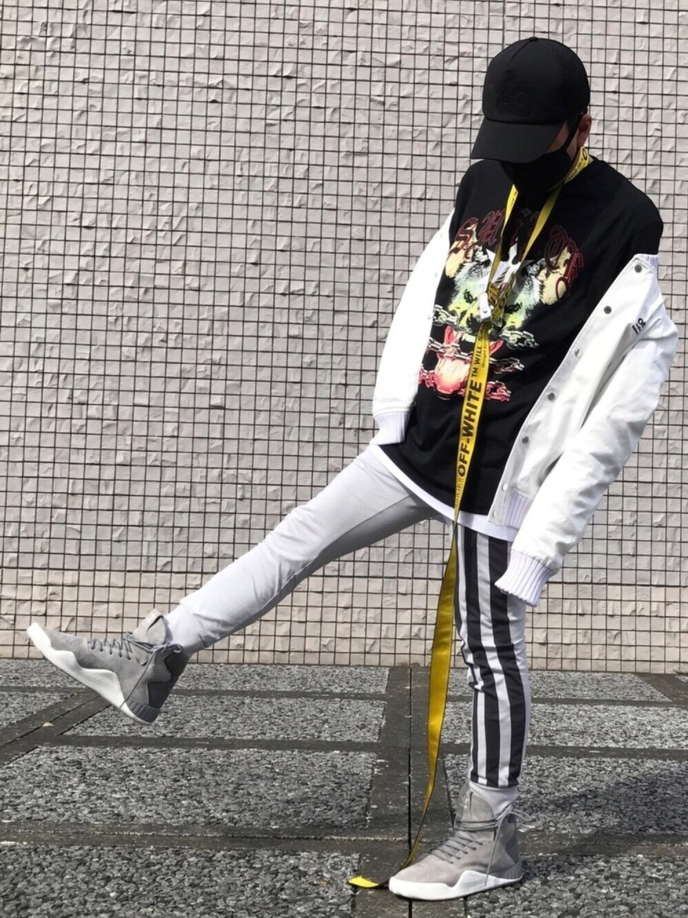 ブラック系のTシャツ/カットソー、ホワイト系のスタジャン、グレー系のその他パンツを着用したメンズの春コーディネートの1枚目の写真