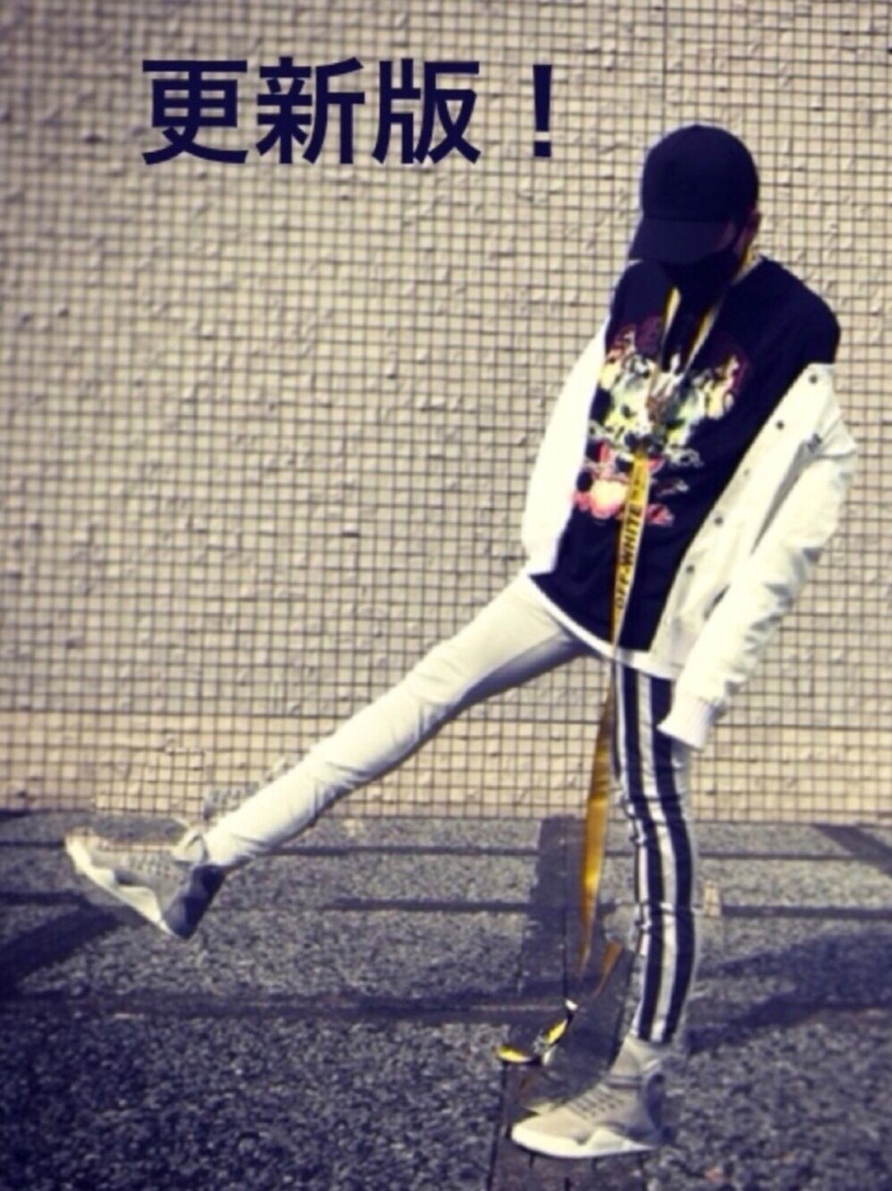 ブラック系のTシャツ/カットソー、ホワイト系のブルゾン、ホワイト系のタンクトップを着用したメンズの春コーディネートの1枚目の写真