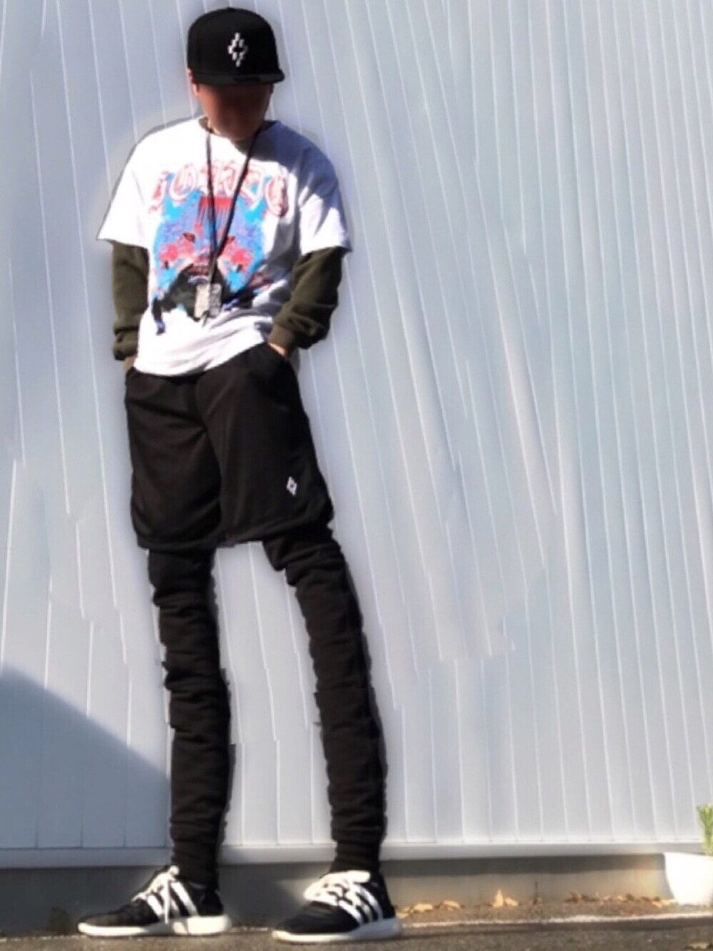 ホワイト系のTシャツ/カットソー、グリーン系のTシャツ/カットソー、ブラック系のその他パンツを着用したメンズの春コーディネートの1枚目の写真