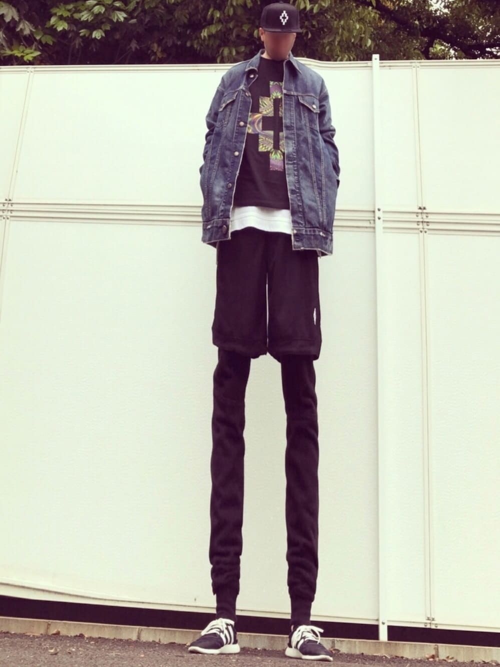 ブルー系のデニムジャケット、ブラック系のTシャツ/カットソー、ホワイト系のタンクトップを着用したメンズの春コーディネートの1枚目の写真