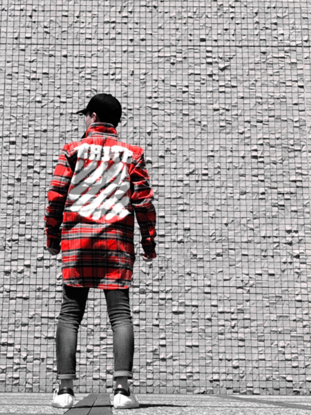 レッド系のシャツ/ブラウス、ブルー系のデニムパンツ、ホワイト系のスニーカーを着用したメンズの春コーディネートの1枚目の写真