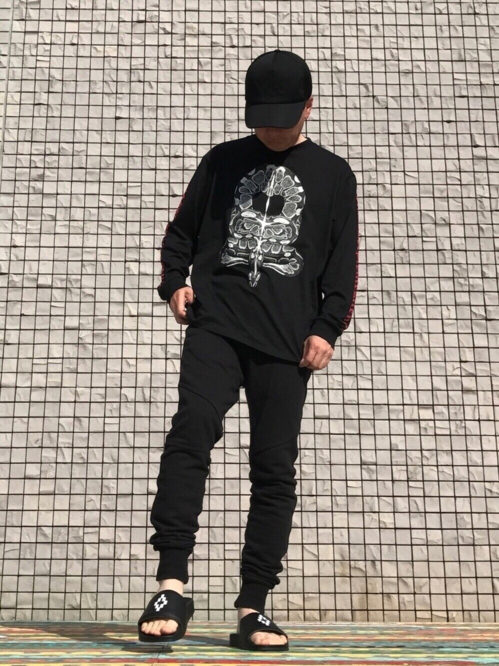 ブラック系のTシャツ/カットソー、ブラック系のその他パンツ、ブラック系のサンダルを着用したメンズの夏コーディネートの1枚目の写真