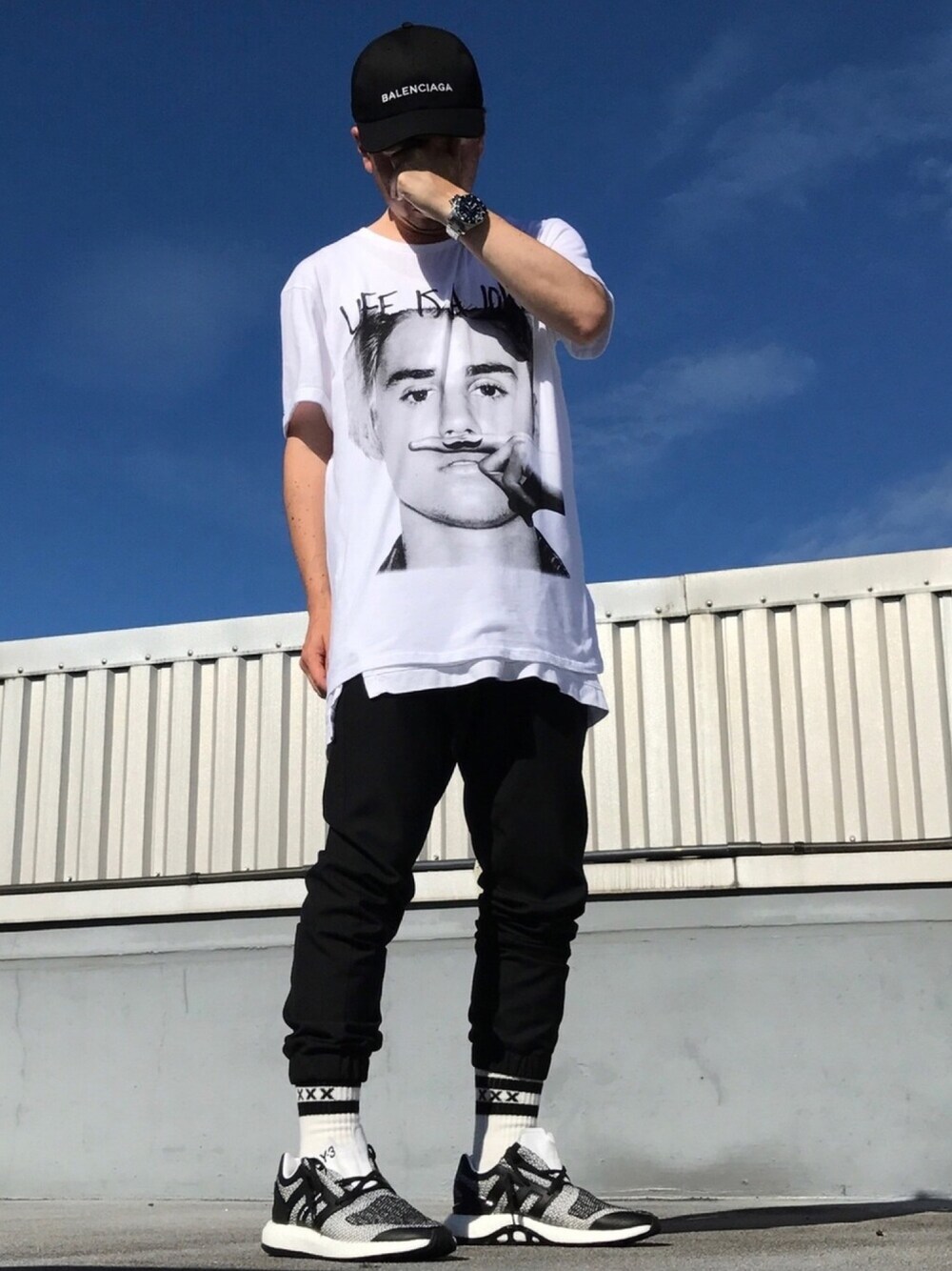 ホワイト系のTシャツ/カットソー、ホワイト系のタンクトップ、ブラック系のスラックスを着用したメンズの夏コーディネートの1枚目の写真